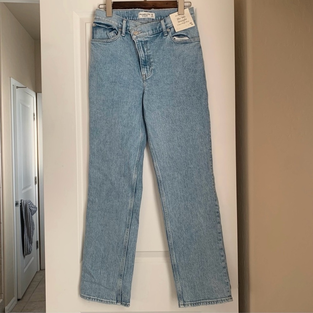NWT Abercrombie and Fitch Ultra High Rise 90s Straight Jean size 28